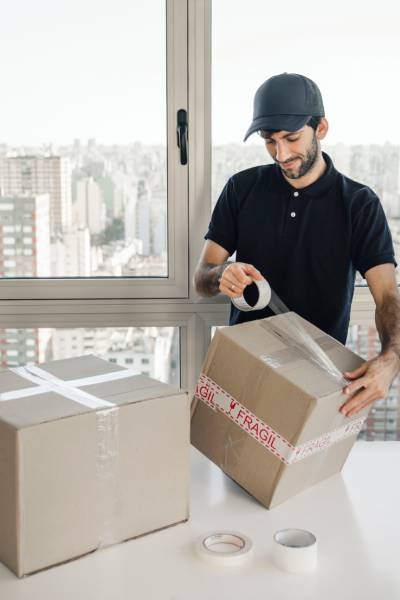 Equipe WL Transportes carregando caixas com cuidado